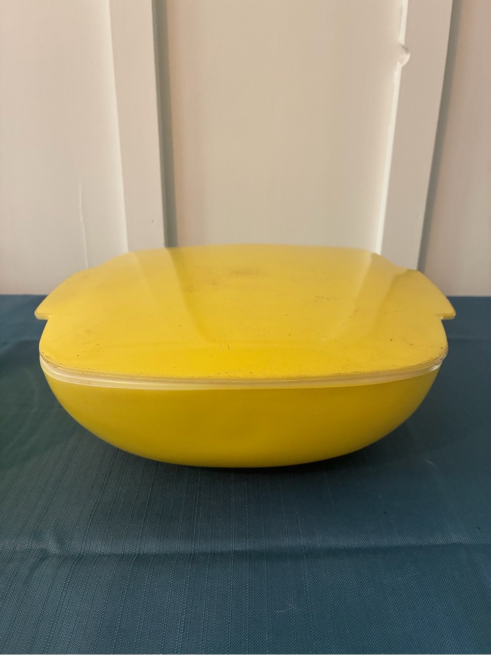 PYREX Pyrex Primary Yellow Hostess 525B-025 Casserole Square Dish w/Lid 2.5 Qt
